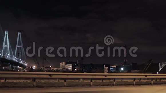 夜间城市的高速公路桥梁和建筑物来自工厂管道的烟雾视频的预览图