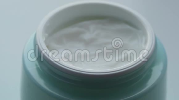 绿色的罐子带有化妆品温和的奶油化妆品霜宏观近景视频的预览图