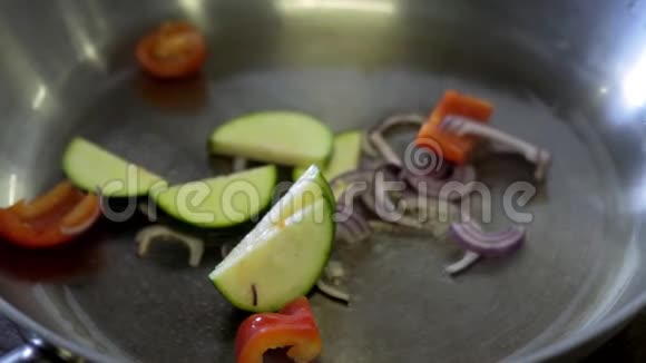 蔬菜在锅里炒慢动作视频的预览图