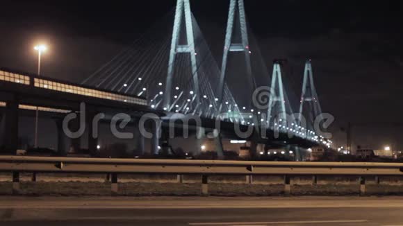 夜晚城市中巨大的高速公路桥的集中照明灯视频的预览图