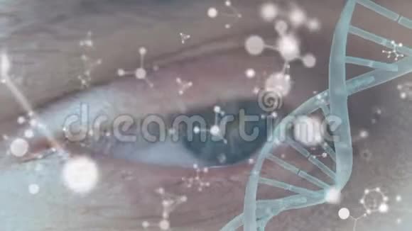 在背景中用蓝眼睛转动DNA链视频的预览图