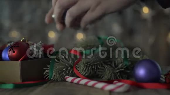 一盒圣诞装饰品视频的预览图