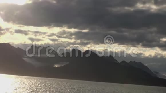 北极冰洋山脉和水面背景的日落视频的预览图
