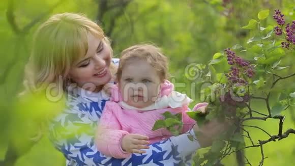 带着孩子在大自然中微笑母亲视频的预览图