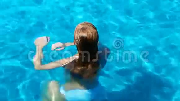 有魅力的女孩在游泳池里玩得很开心视频的预览图