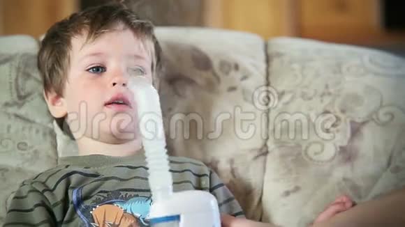 小男孩用喷雾器吸入药品关闭储存录像视频的预览图