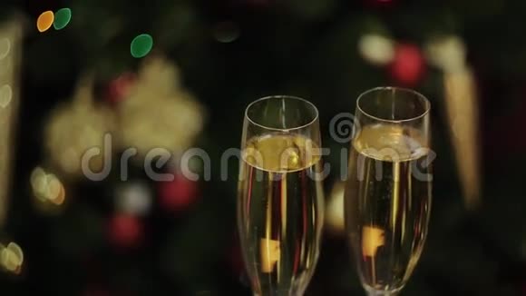 两杯全套香槟色背景视频的预览图