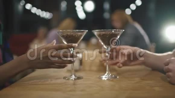 混合夫妇在优雅的咖啡馆里带着装满咖啡豆的眼镜情侣们一边喝咖啡一边亲密接触视频的预览图