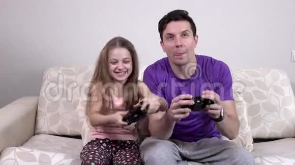 父亲和孩子玩电子游戏视频的预览图