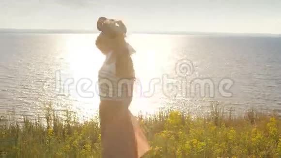 美丽的女人在悬崖边的镜头上摆姿势视频的预览图
