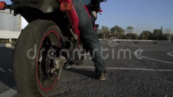 摩托车手从摩托车上的某个地方开始视频的预览图