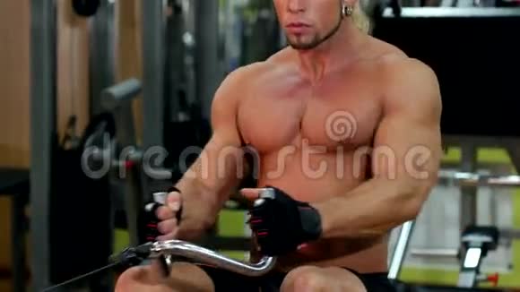 肌肉男训练和使用拉低视频的预览图