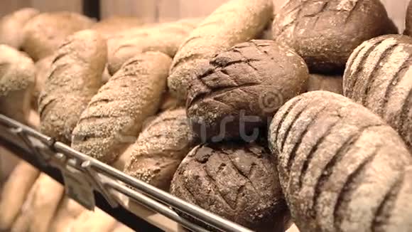 不同的面包和面包片食物背景视频的预览图