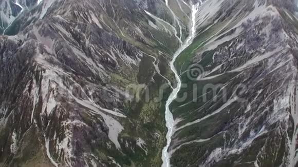 从新西兰的直升机上可以看到山景和树木视频的预览图