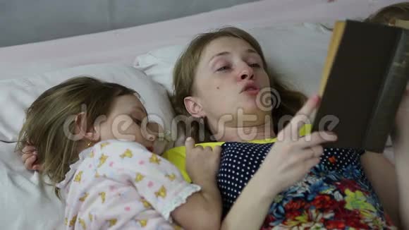 妈妈读这本书给儿子和女儿就寝时间视频的预览图