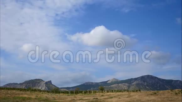 群山映衬蓝天白云云奔过蓝天最佳类型的山脉视频的预览图