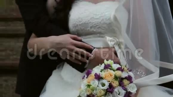 新婚夫妇新郎吻新娘视频的预览图