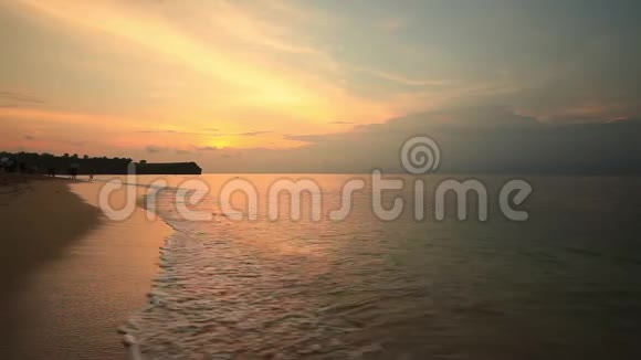 巴兰干海滩日落印度尼西亚巴厘视频的预览图
