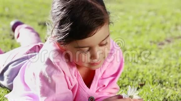 小女孩捧着一朵美丽的花视频的预览图
