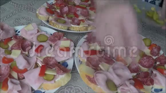 盘子里的意大利腊肠三明治视频的预览图