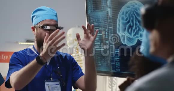 医生用VR耳机解释视频的预览图