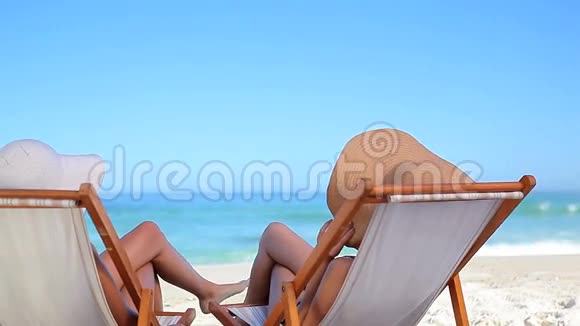 安静的女人坐在躺椅上休息视频的预览图