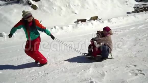 快乐的一家人在冬天的雪山上玩得很开心妈妈和她的两个孩子正在滑雪视频的预览图
