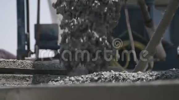 工人在施工现场将混凝土浇筑成大型钢模视频的预览图