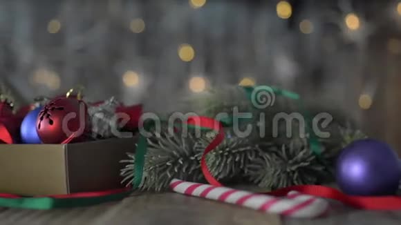 一盒圣诞装饰品视频的预览图