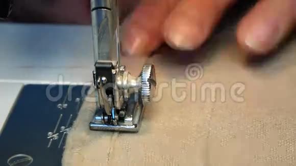 关闭缝纫机的视频在纺织厂缝制一件衣服视频的预览图