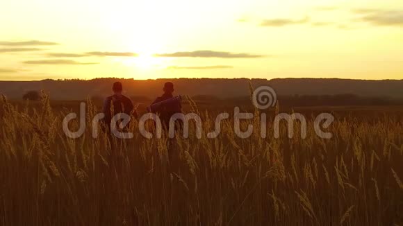 两名游客剪影两个游客在日落时去自然旅游剪影自然慢视频视频的预览图