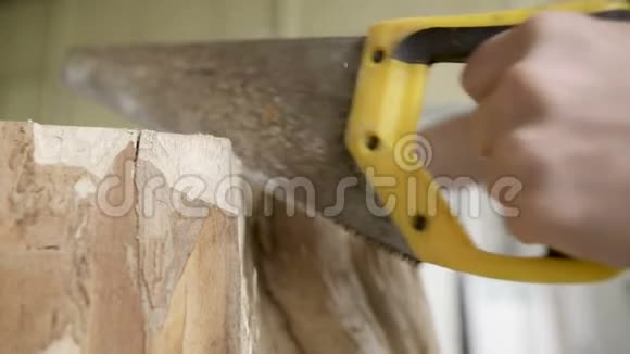 木工在车间用手锯木视频的预览图