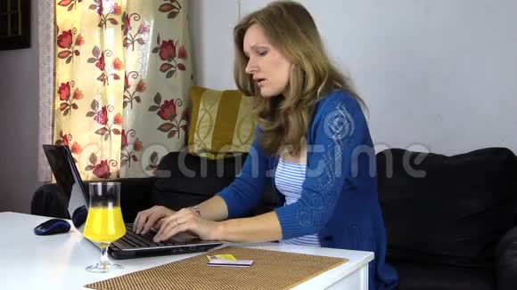 孕妇电脑搜索信息新鲜果汁视频的预览图