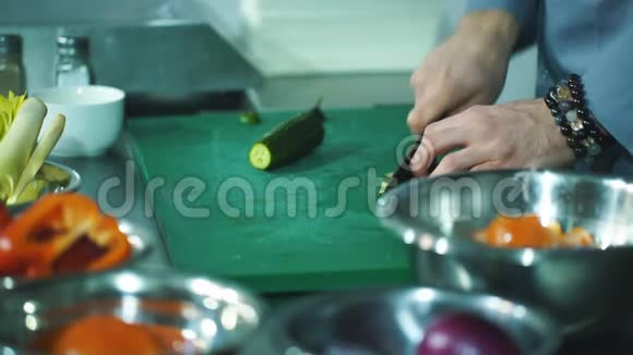 厨师手拿刀切菜板视频的预览图