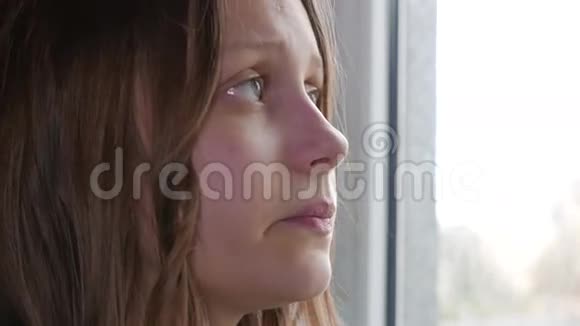 家里很郁闷伤心的女孩靠近窗户4KUHD视频的预览图