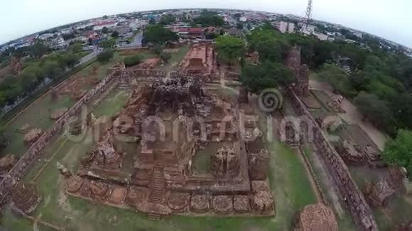 泰国Ayudhaya古寺WatMahathat游客的鸟瞰图视频的预览图
