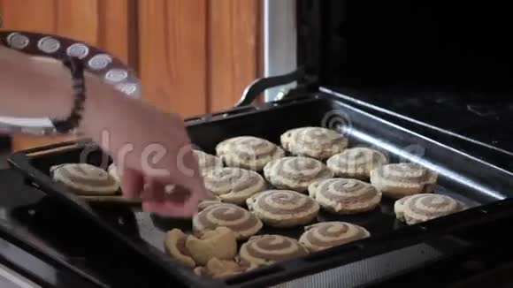 家庭主妇从烤箱里得到热饼干视频的预览图