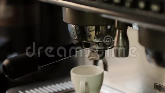 咖啡机将热咖啡倒入白色杯子失败的咖啡从杯子里流过视频的预览图