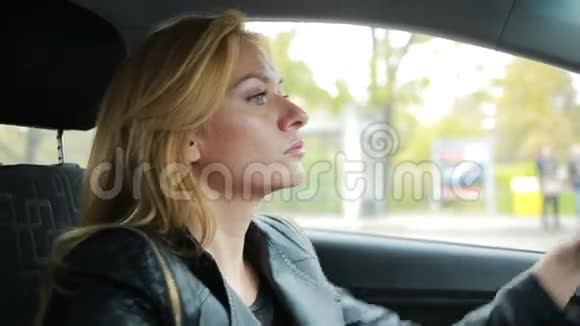 一个开车的女人城里到处都是细心的女孩视频的预览图