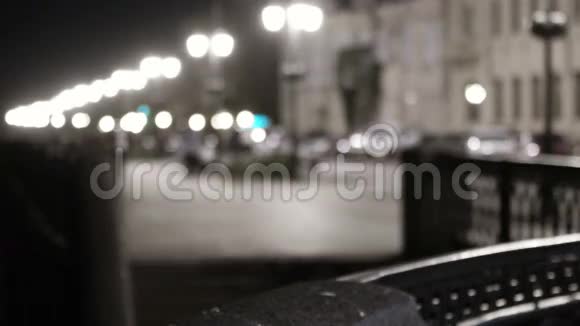 夜景中模糊的城市复古的萼片颜色视频的预览图