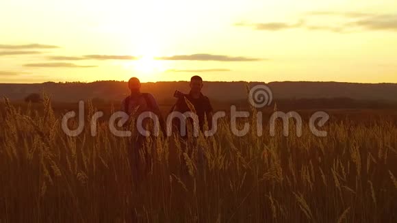 两名游客剪影两个游客在日落时去大自然旅游剪影自然慢视频视频的预览图