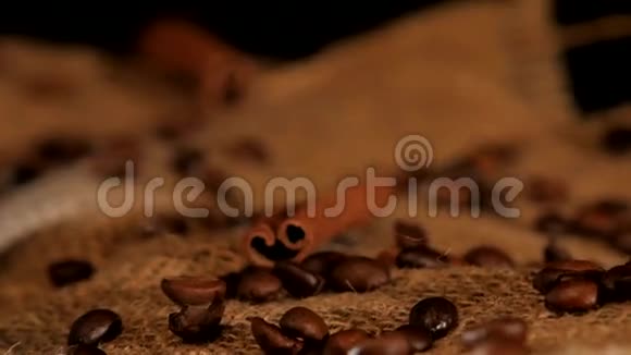 咖啡瓶附近有肉桂的咖啡豆视频的预览图