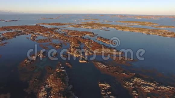 在挪威秋天的岩石海上飞翔视频的预览图