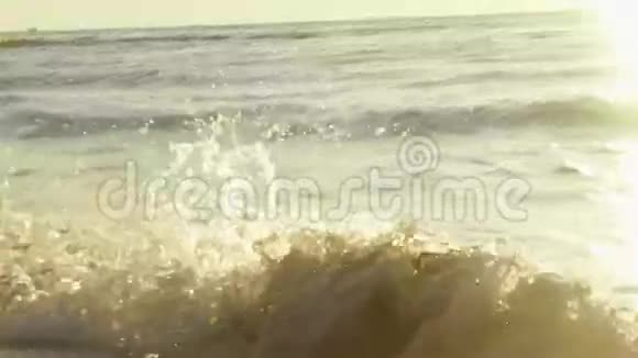 海水在日落时冲刷沙滩平静的冲浪图像视频的预览图