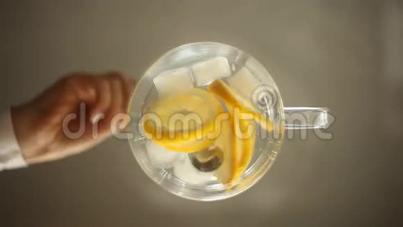 夏季饮料柠檬和冰在玻璃表面平坦的视频的预览图