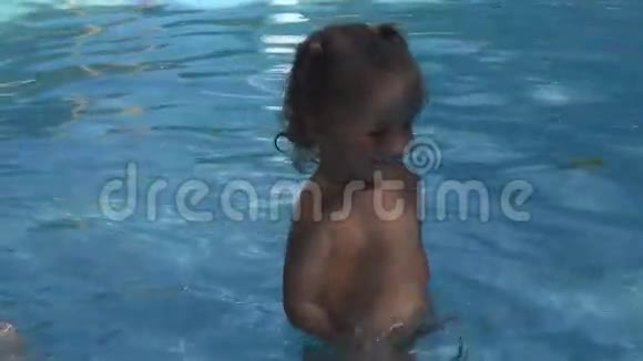 漂亮的宝宝开心笑着拍着站在水池边的手慢动作视频的预览图