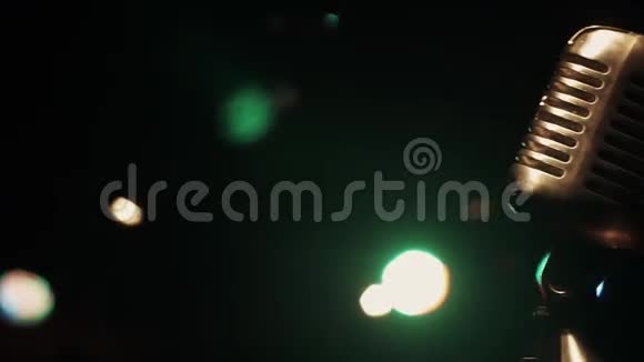 音乐会金属闪光麦克风停留在舞台上的复古酒吧绿色聚光灯视频的预览图