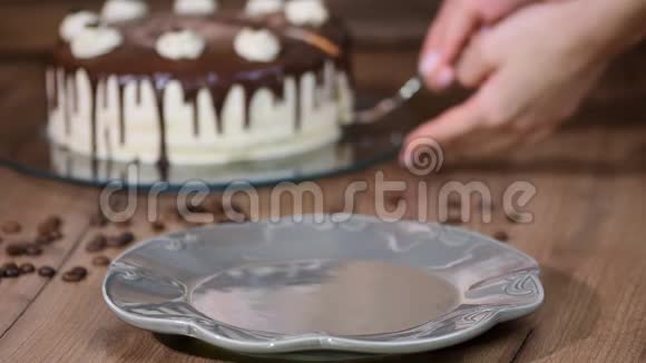 在盘子里放一块巧克力咖啡蛋糕视频的预览图