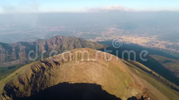 空中观景台意大利维苏威火山的完整火山口那不勒斯从高处拍摄的史诗火山片段视频的预览图