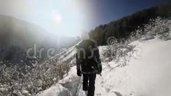 滑雪者女性冒险录像步行到雪山视频的预览图